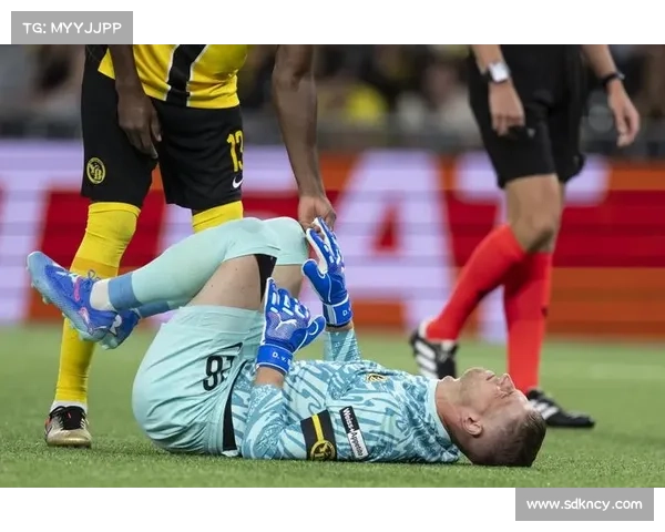 加拉塔萨雷门将扑救后撞伤门柱坚持比赛展现顽强拼搏精神